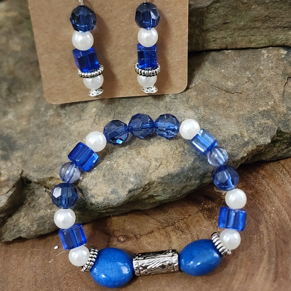 Jewelry Set With Blue Bracelet And Hook Earrings With Silver Accents
